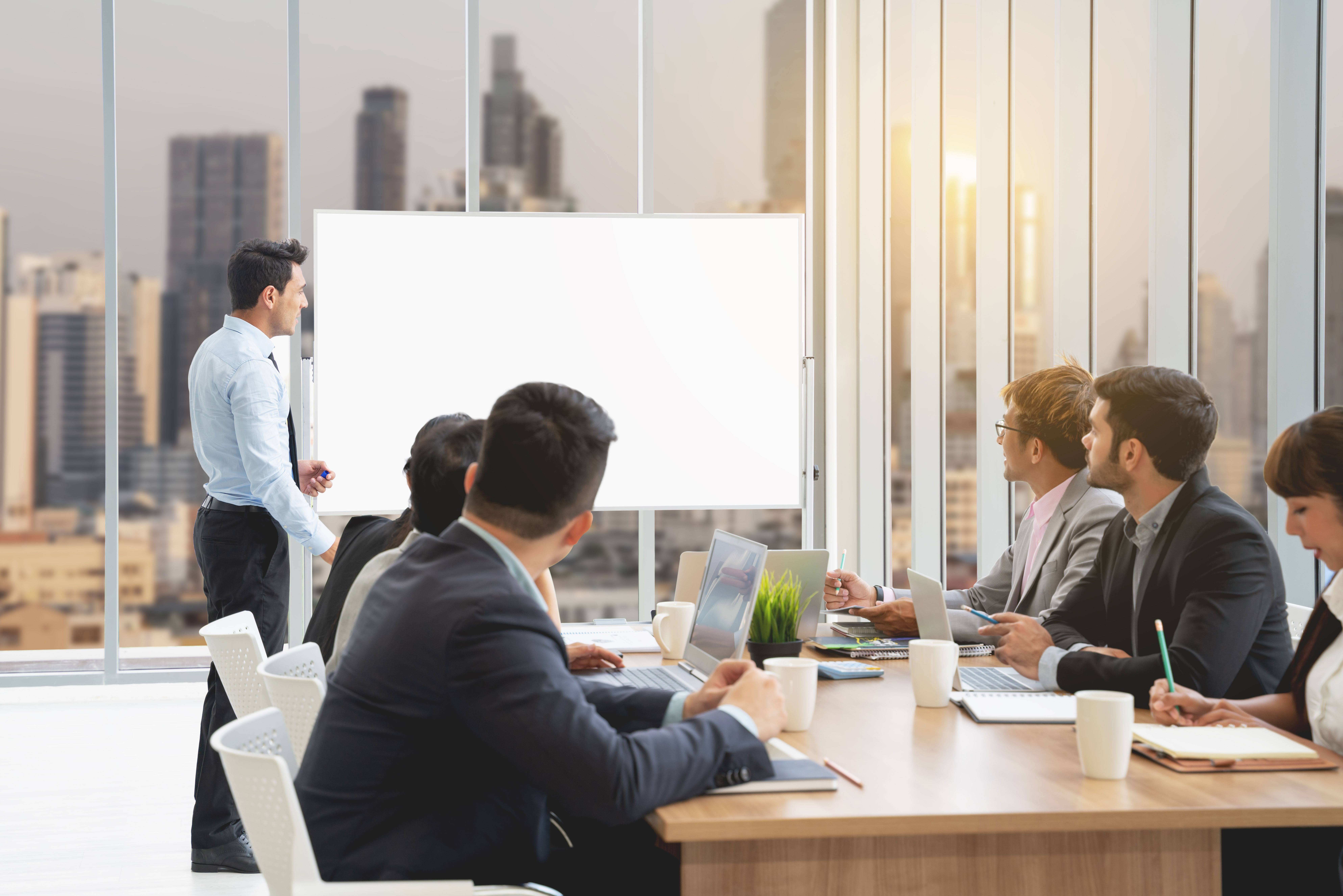 荷甲赛程吃紧，里昂关键时刻复出首秀，引发热议，团队化学反应显著的简单介绍